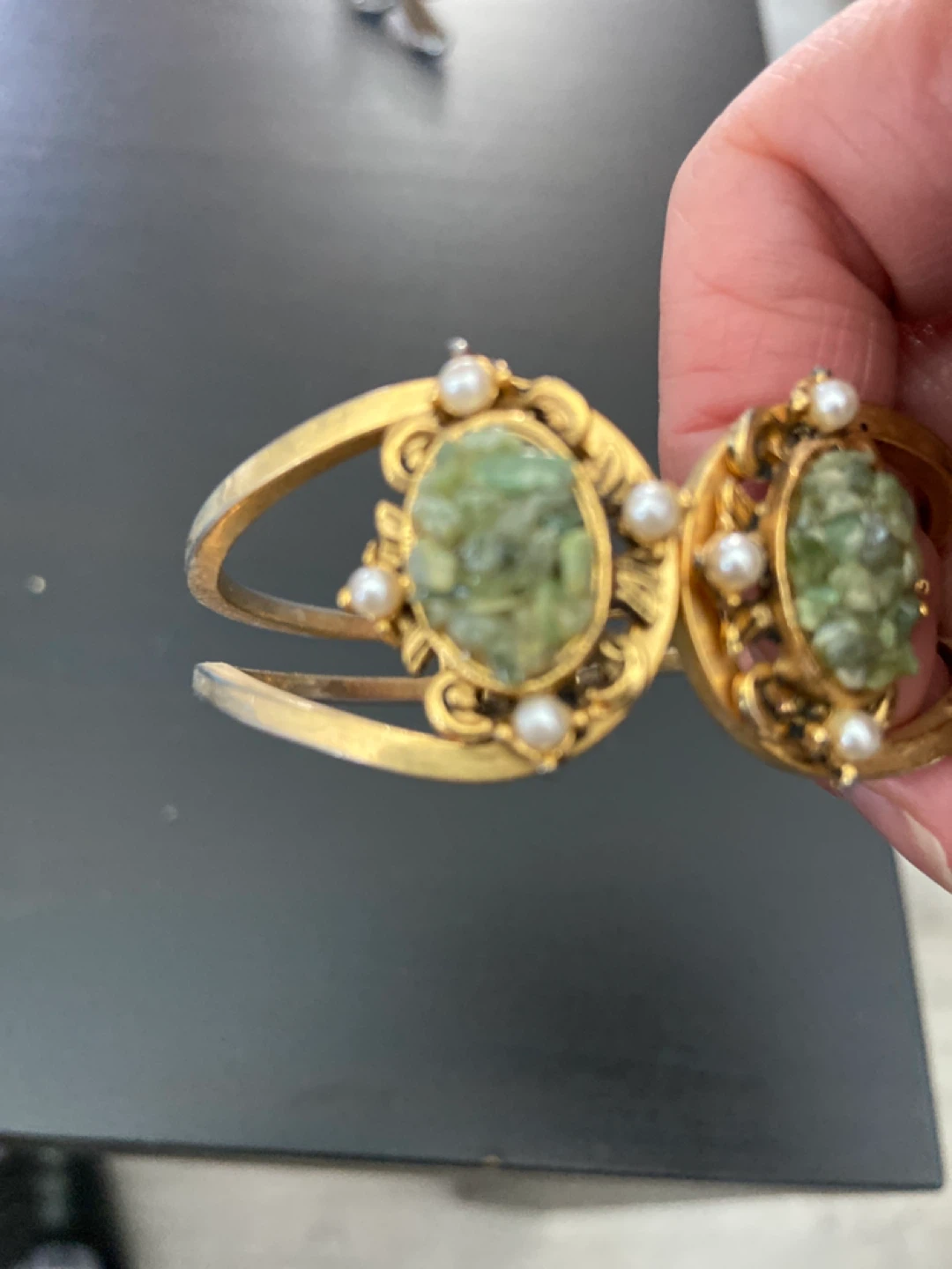 VINTAGE Gold-tone cuff bracelet with green stones and pearls - photo 4