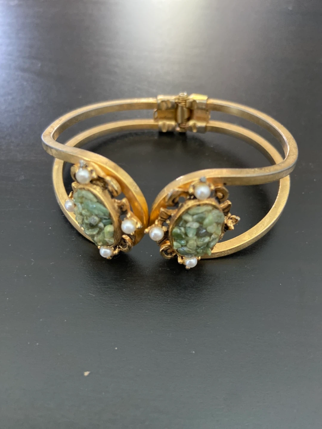 VINTAGE Gold-tone cuff bracelet with green stones and pearls