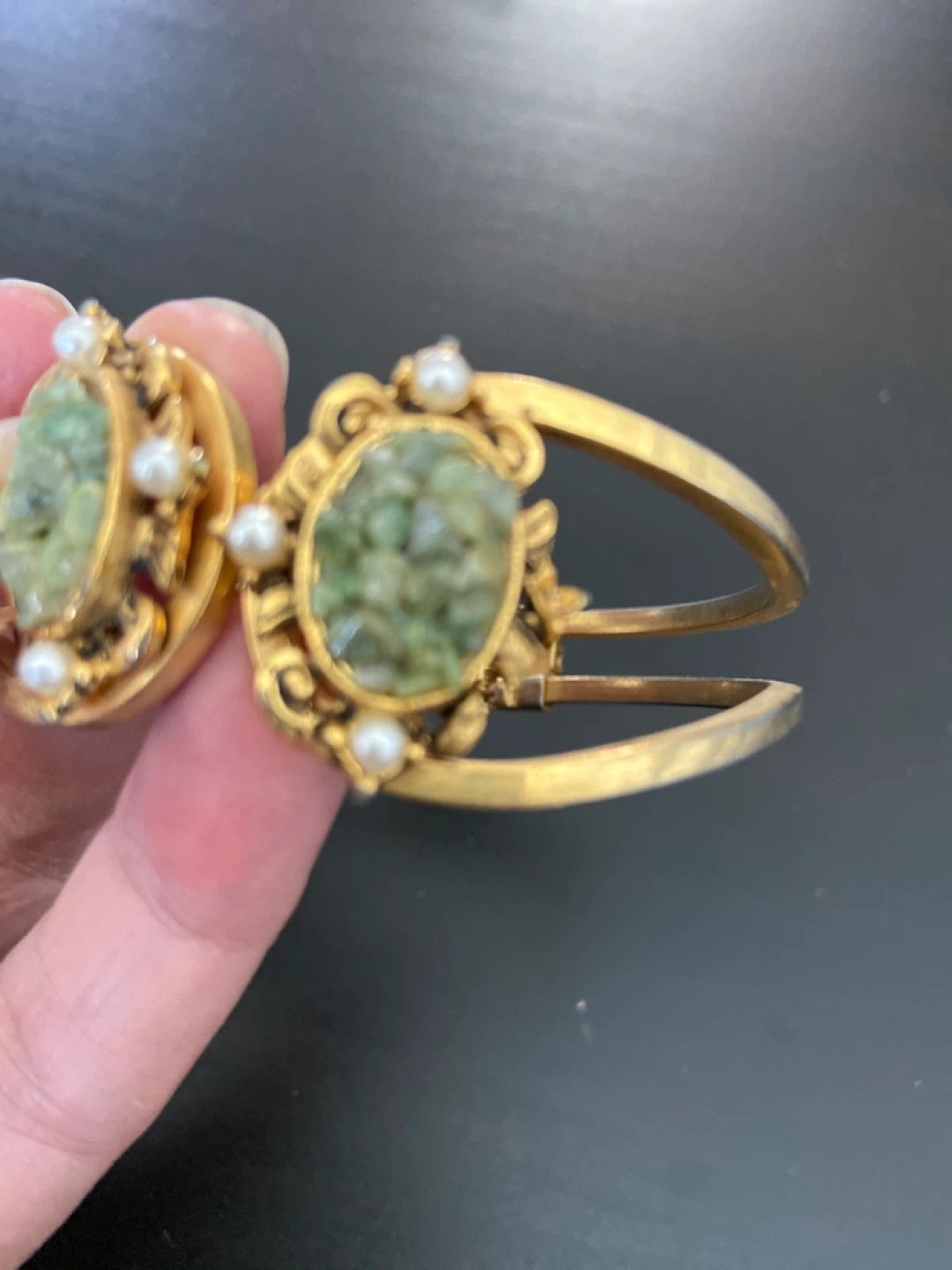 VINTAGE Gold-tone cuff bracelet with green stones and pearls - photo 5