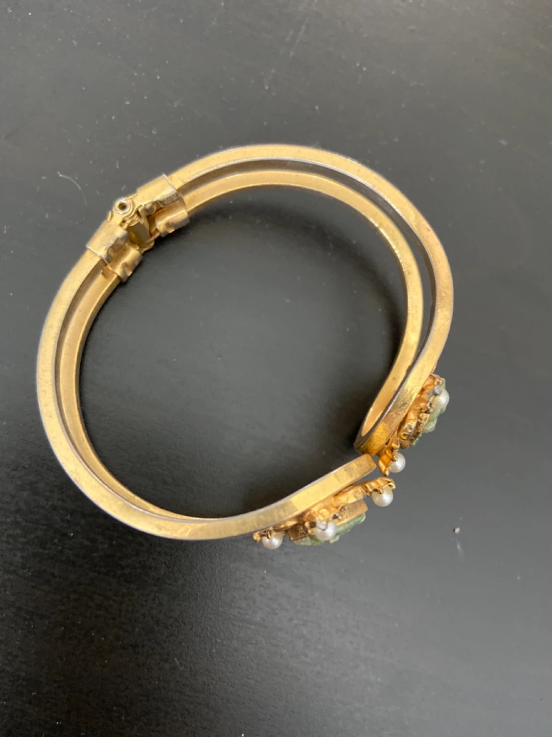 VINTAGE Gold-tone cuff bracelet with green stones and pearls - photo 3