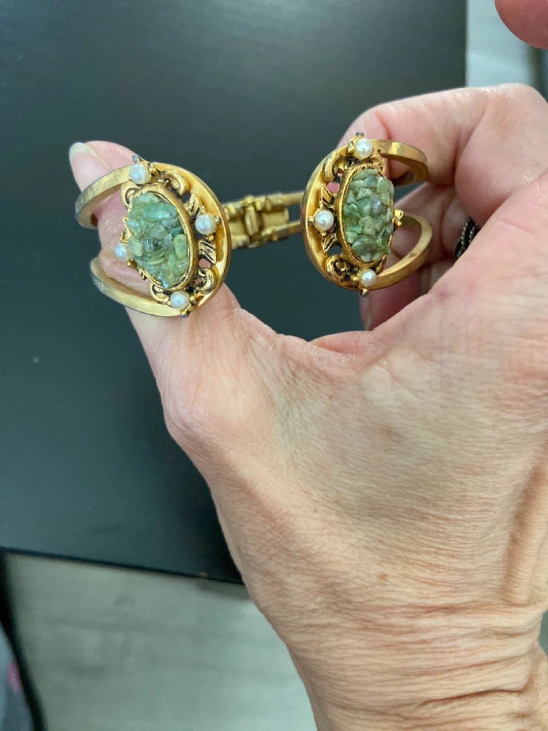 VINTAGE Gold-tone cuff bracelet with green stones and pearls - photo 2