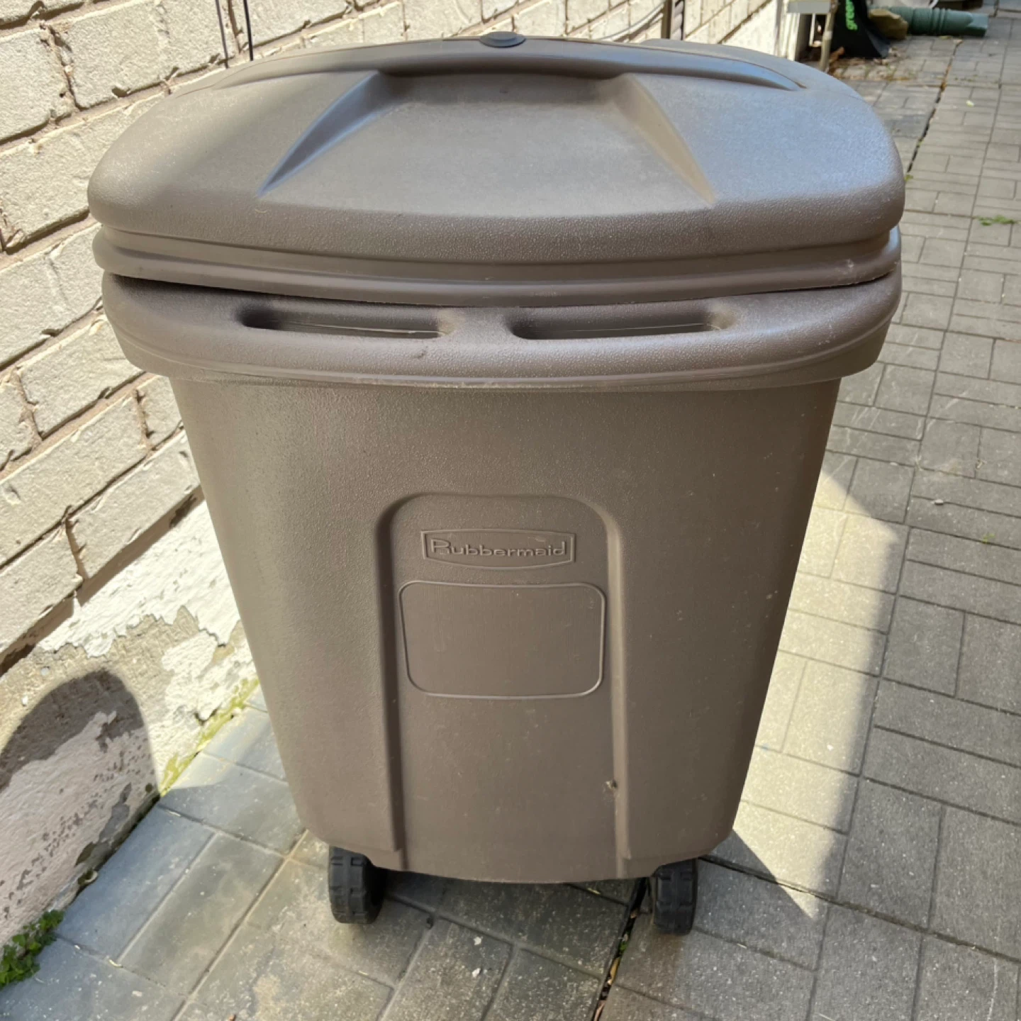 Rubbermaid 56L Wheeled Outdoor Trash Can