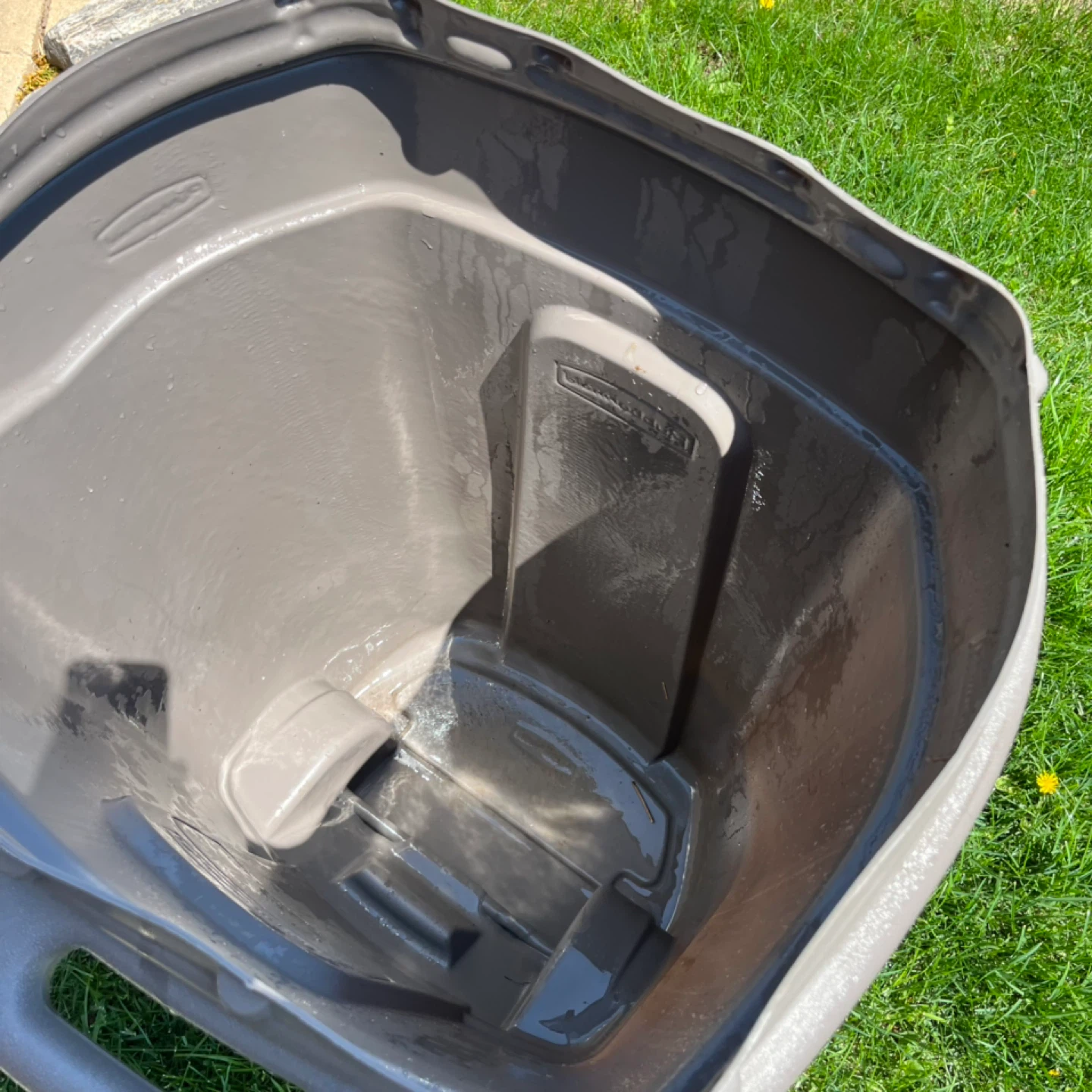 Rubbermaid 56L Wheeled Outdoor Trash Can - photo 2