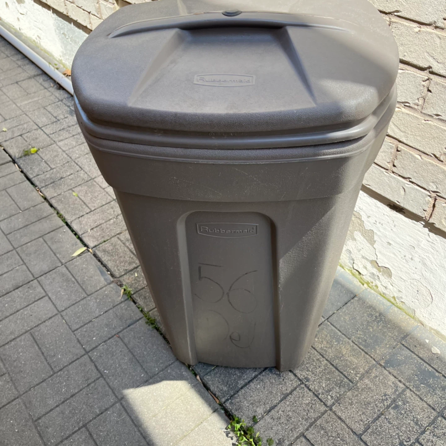 Rubbermaid 56L Wheeled Outdoor Trash Can - photo 3