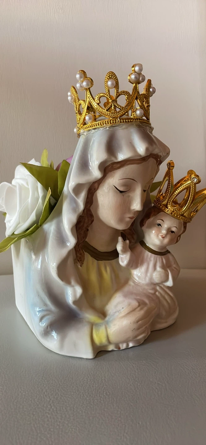 Virgin Mary and Child Figurine with Crowns and Flowers - photo 4