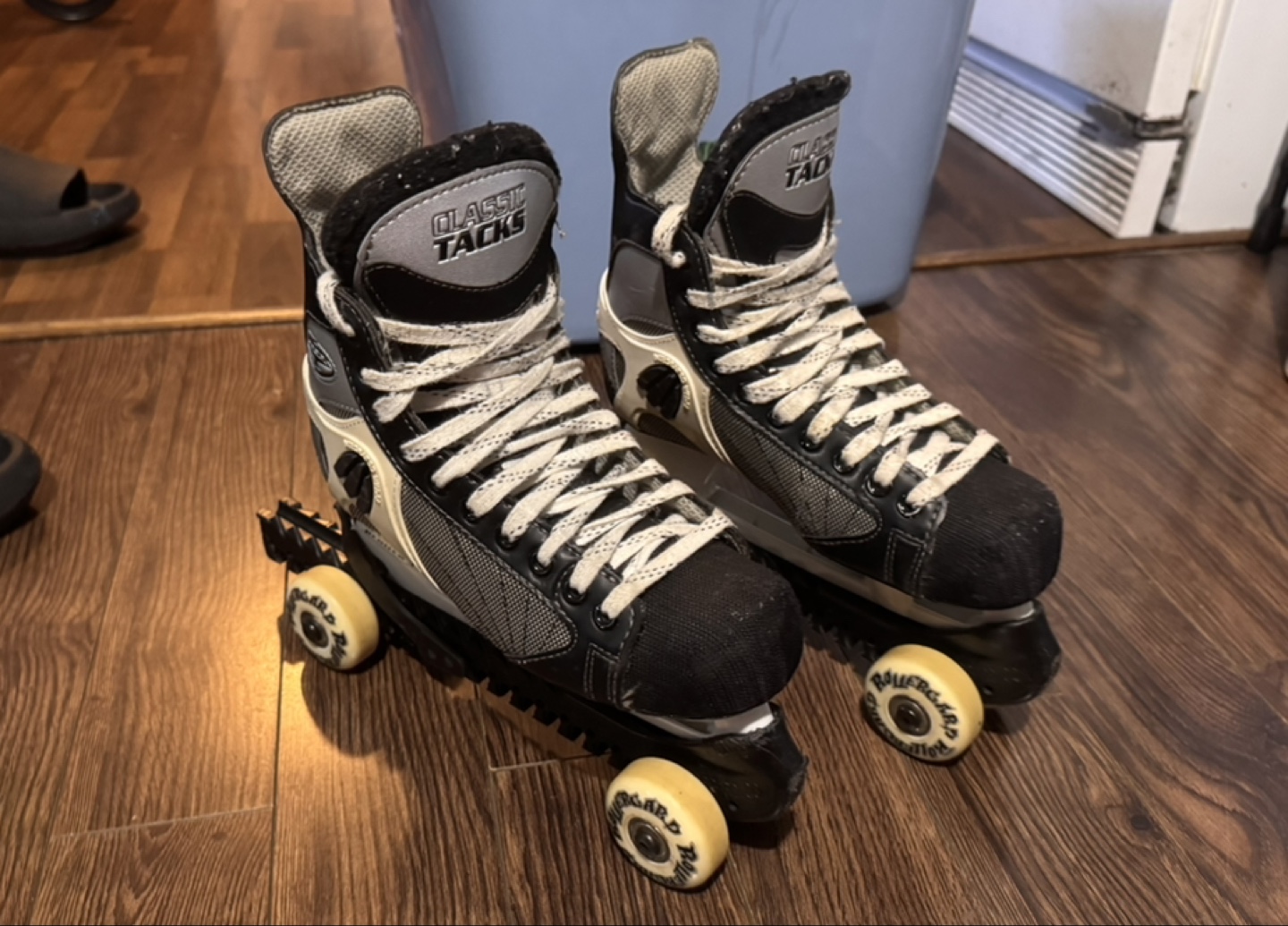 CCM Classic Tacks Hockey Skates - Size 4 Youth + RollerGards - photo 4