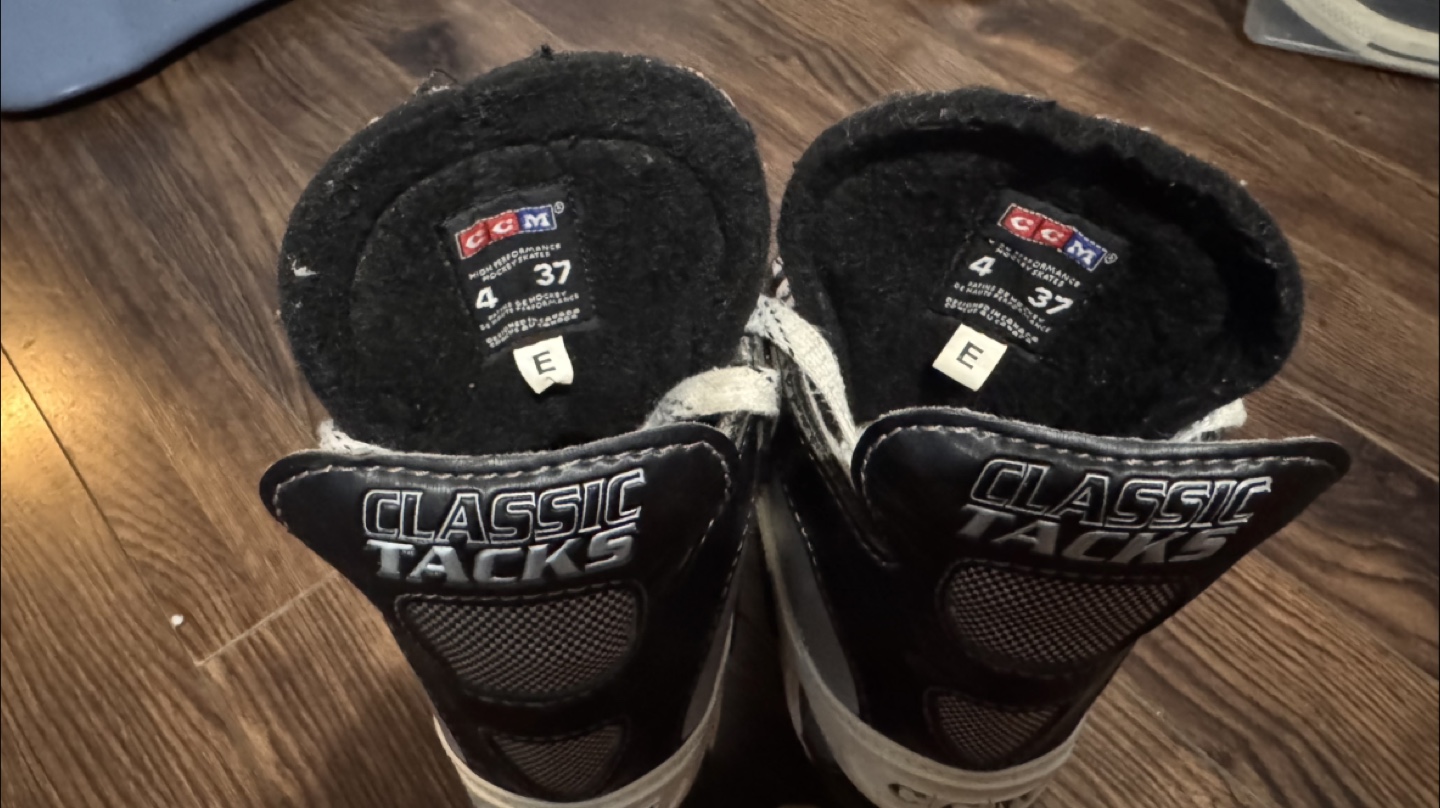 CCM Classic Tacks Hockey Skates - Size 4 Youth + RollerGards - photo 5