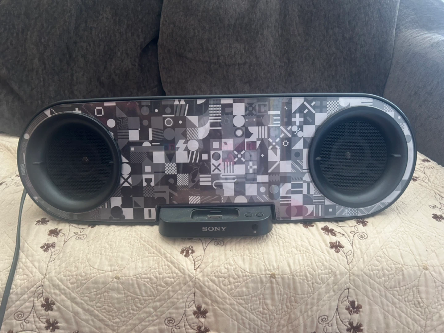 Sony Speaker Dock with Geometric Pattern - - photo 2