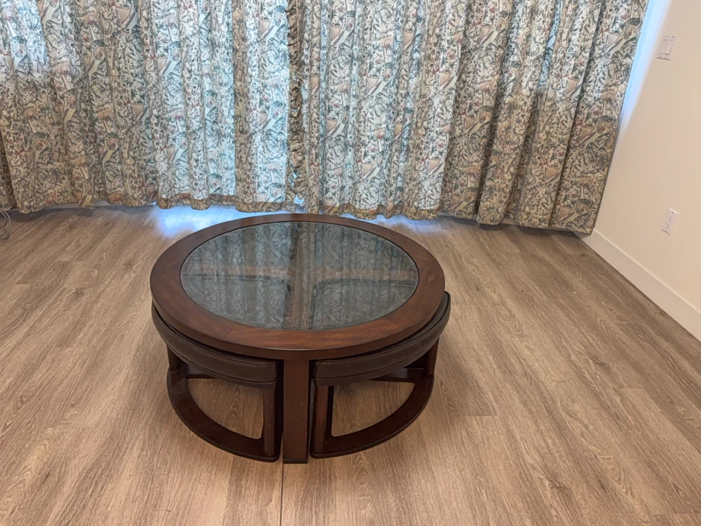 Round Coffee Table with 4 Ottomans - photo 2
