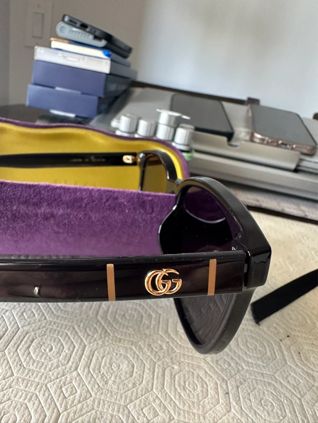 Black Gucci sunglasses with gold GG logo detail. Made in Italy. - photo 3