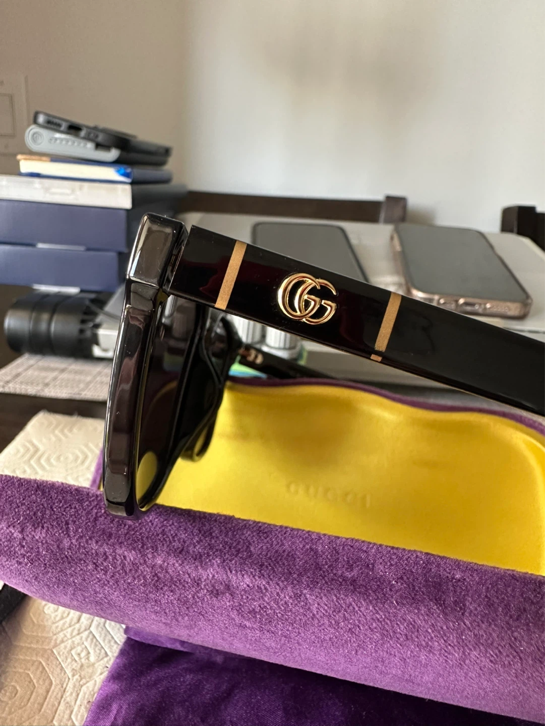 Black Gucci sunglasses with gold GG logo detail. Made in Italy. - photo 2