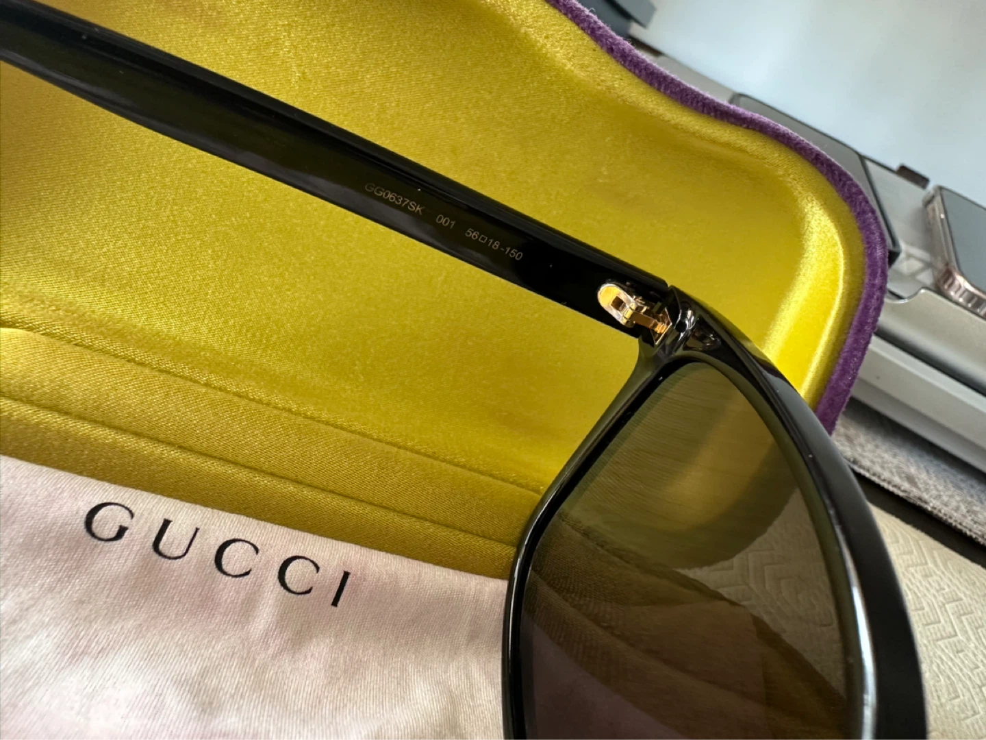 Black Gucci sunglasses with gold GG logo detail. Made in Italy. - photo 4