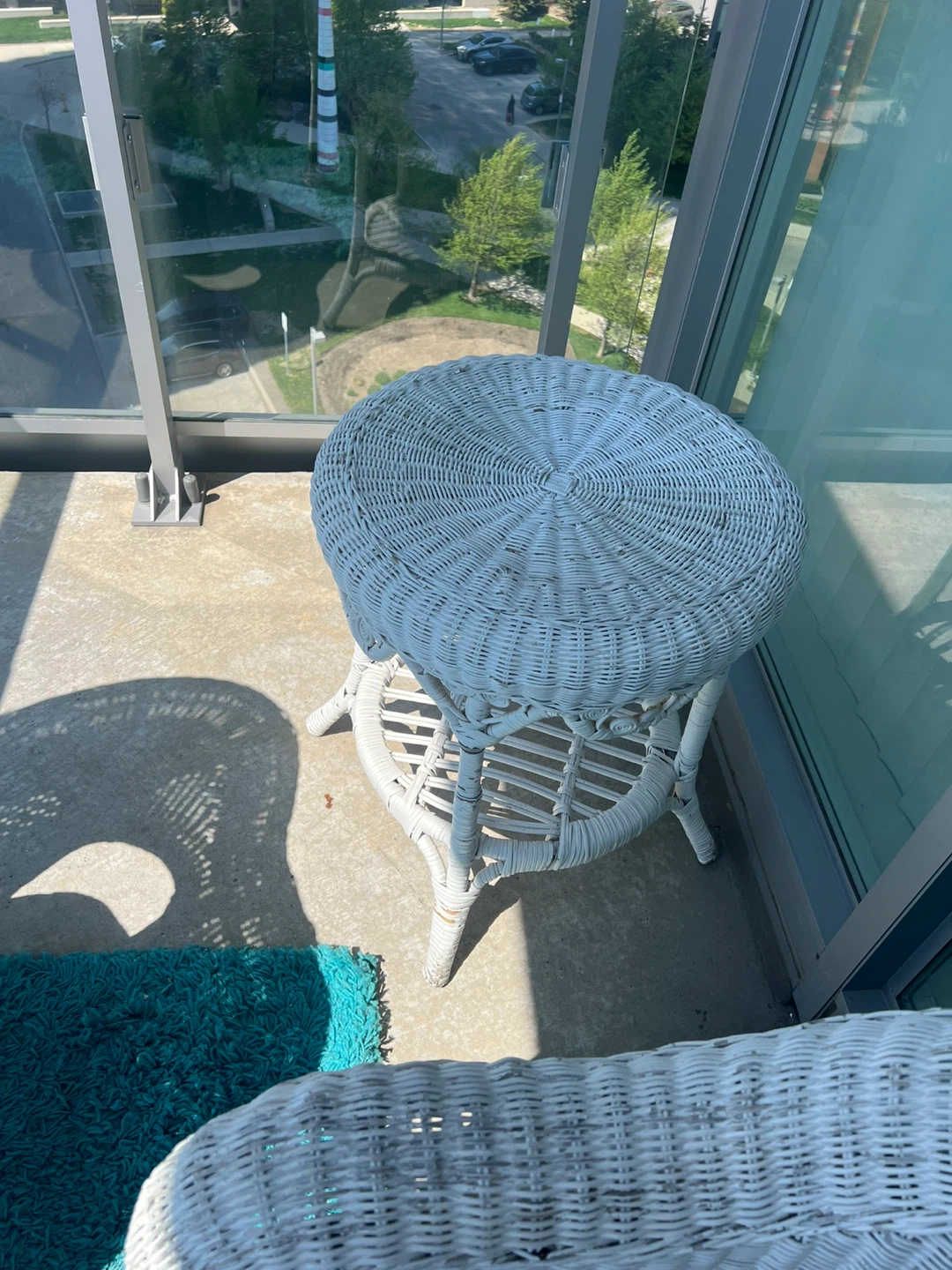 Wicker patio set with floral cushions - photo 2