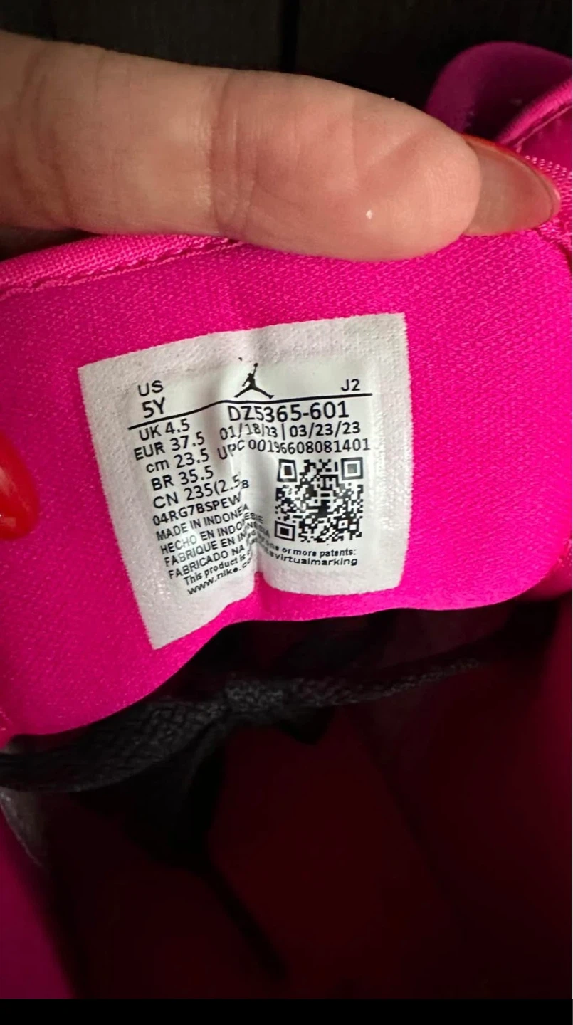 Jordan 1 Mid SE GS Pink White Black Youth Size 5Y - photo 2