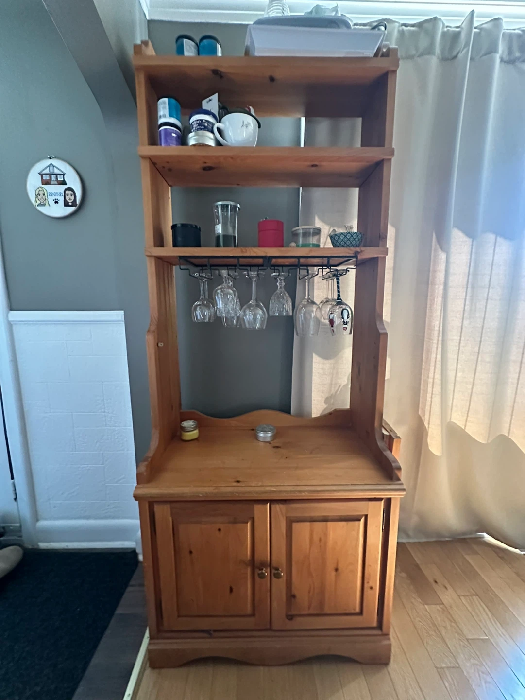Compact kitchen hutch in excellent shape