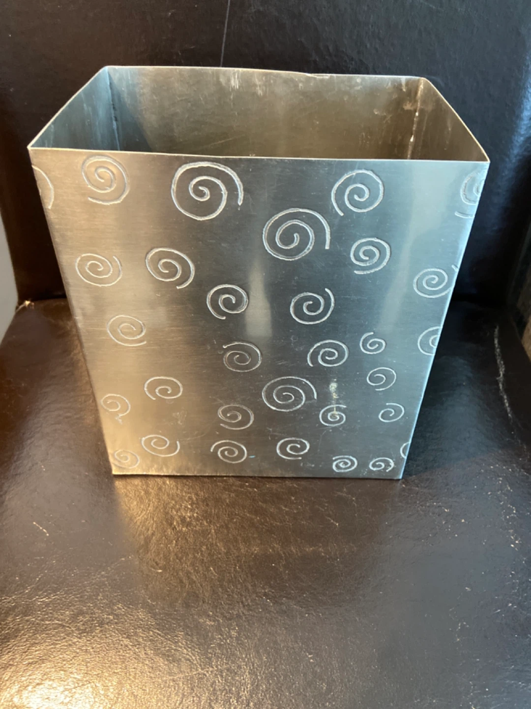 Metal container with Swirl Design