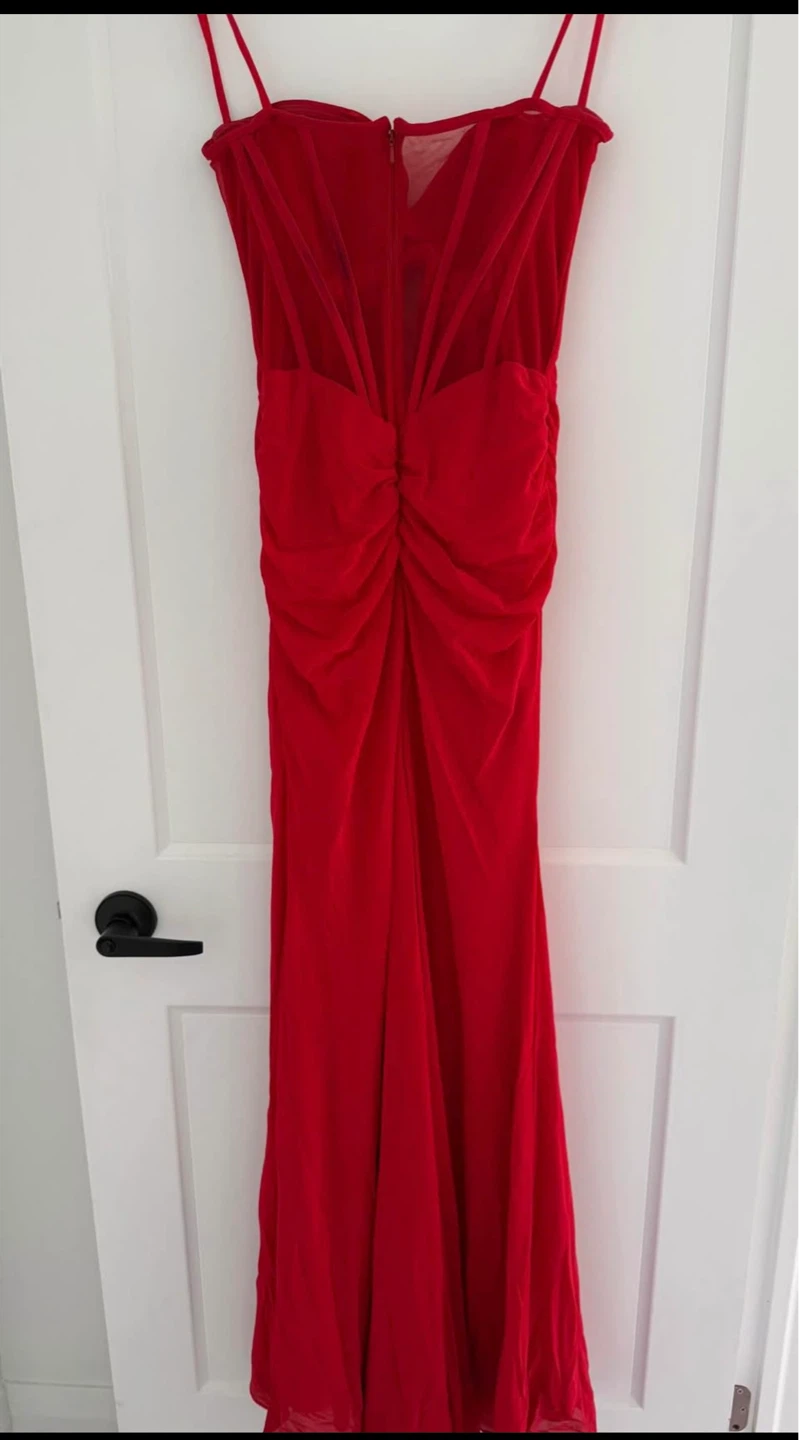 La Femme Red Strapless Ruched Gown Size 6 - photo 5