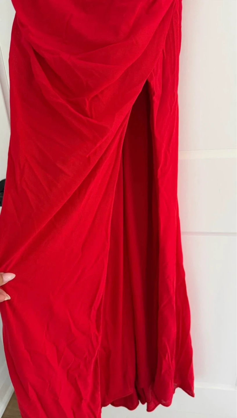 La Femme Red Strapless Ruched Gown Size 6 - photo 4