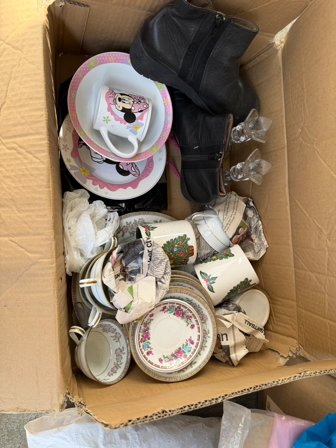 Mixed Lot: Black Boots, Minnie Mouse Dishes, Tea Set, Crystal - photo 2
