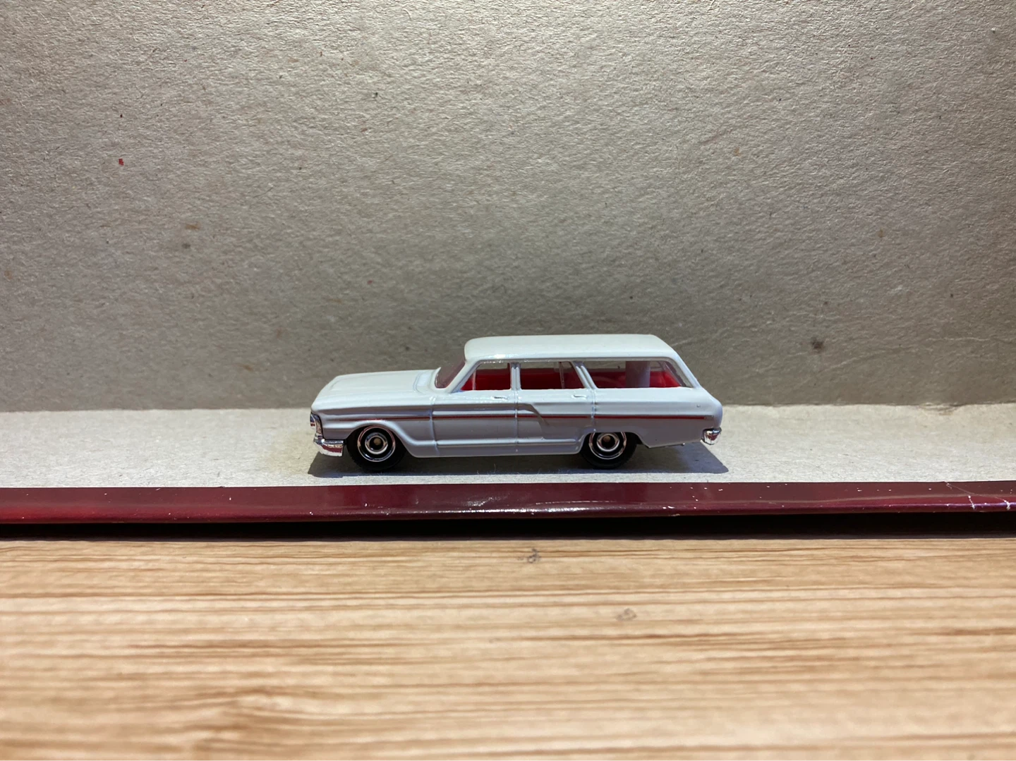 Matchbox Loose / 1964 Ford Fairlane / White - photo 3