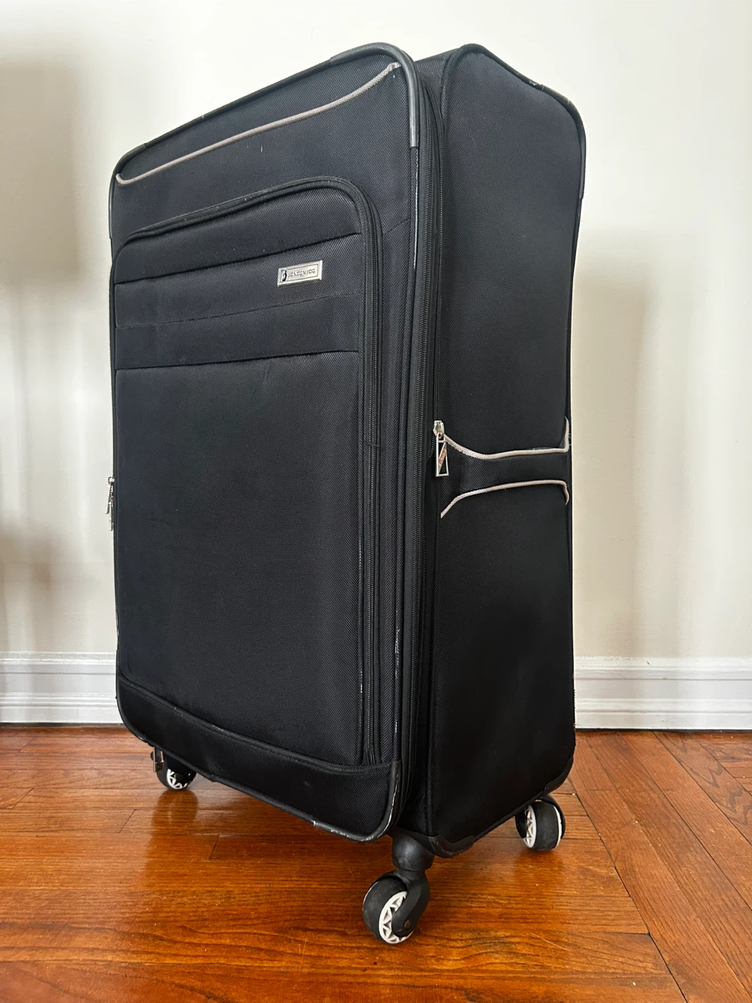 London Fog Radius Black Spinner Luggage