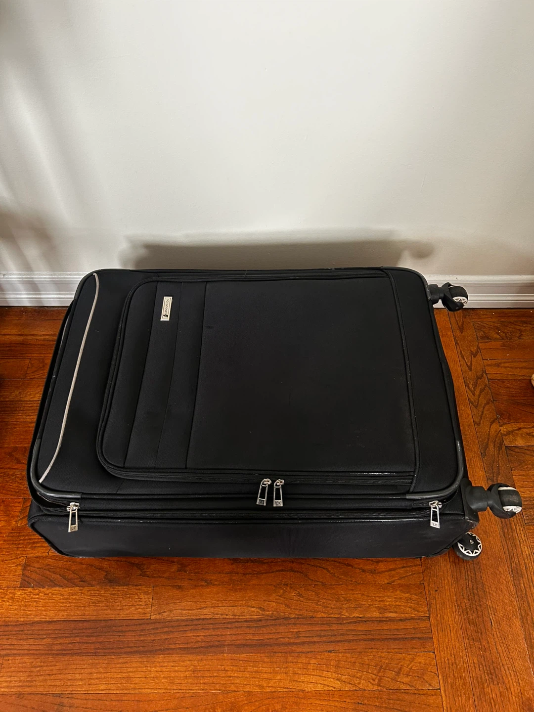 London Fog Radius Black Spinner Luggage - photo 3