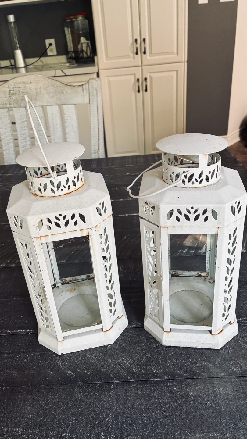 2 white lanterns