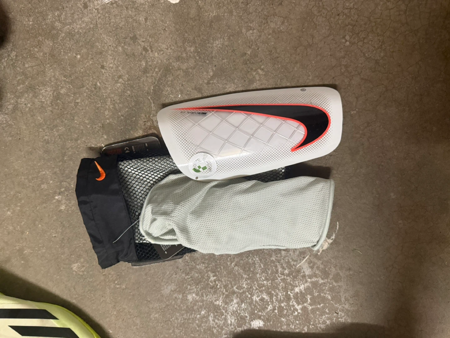Nike Mercurial Lite XL Shin Guards