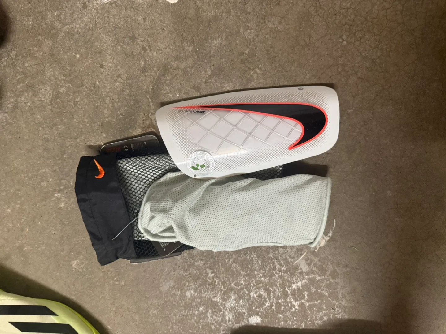 Nike Mercurial Lite XL Shin Guards