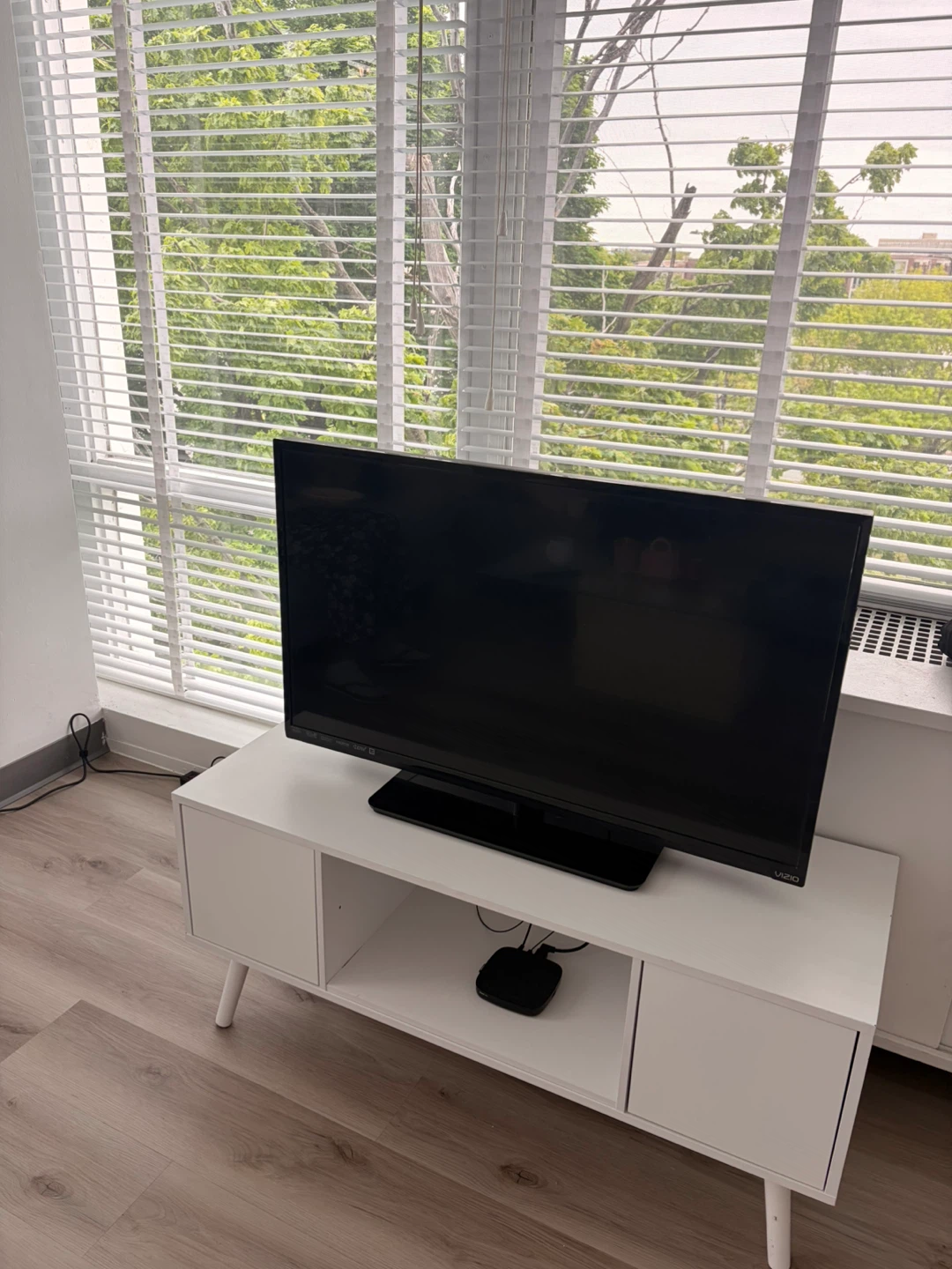 40” Vizio Smart TV with Roku + Modern White TV Stand - photo 2