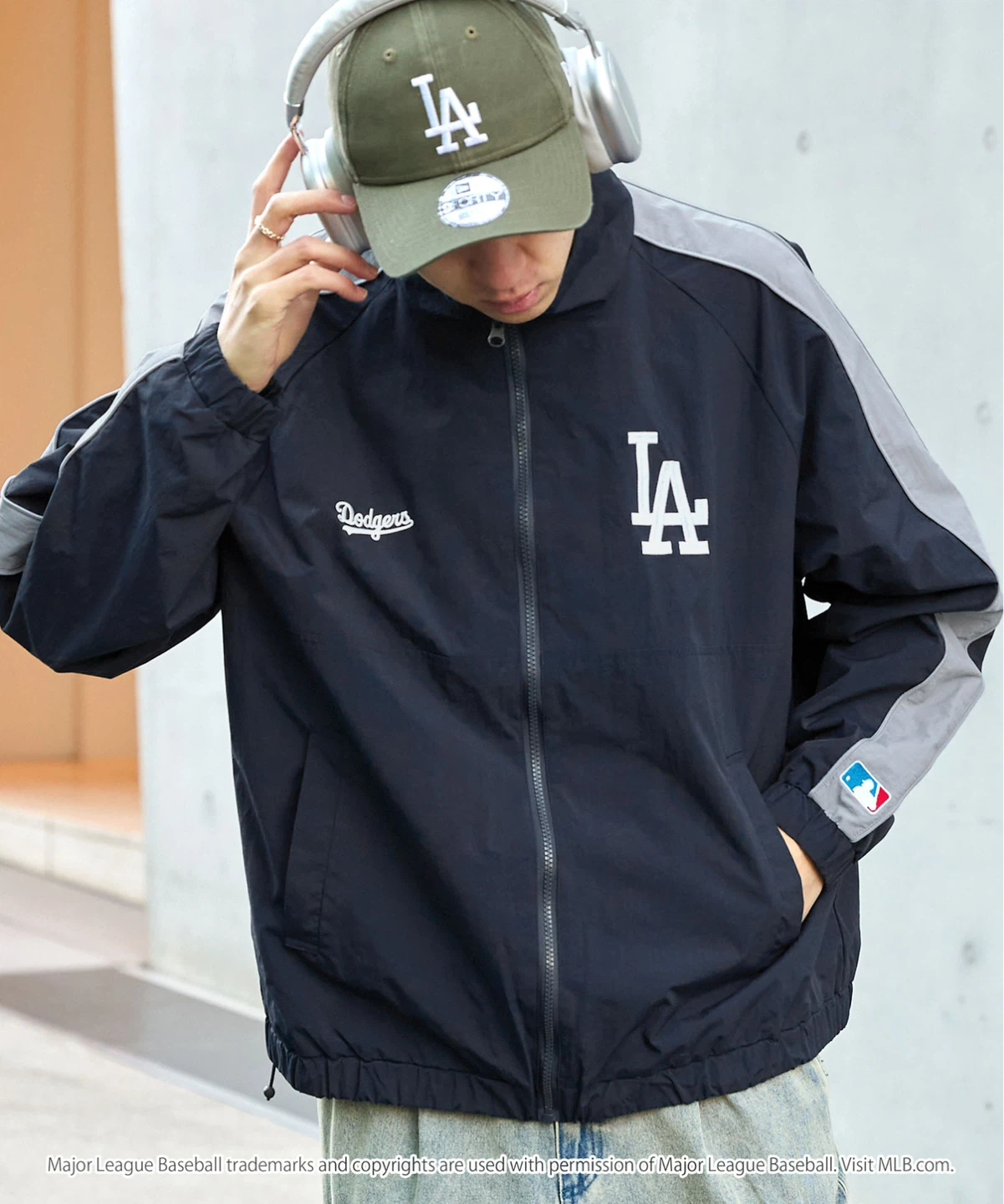 MLB LA Dodgers Track Jacket / Windbreaker - Size M - photo 2