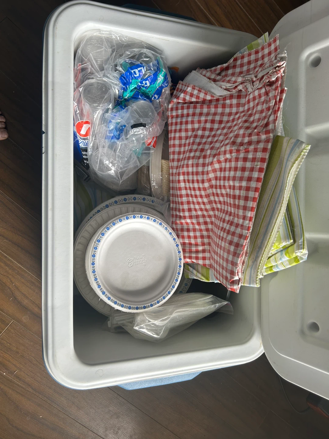 Coleman wheeled cooler & plastic wares - photo 2