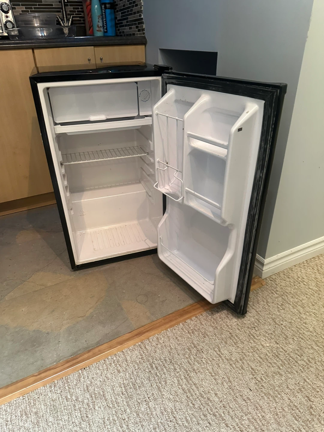 Magic chef Mini Fridge - photo 2