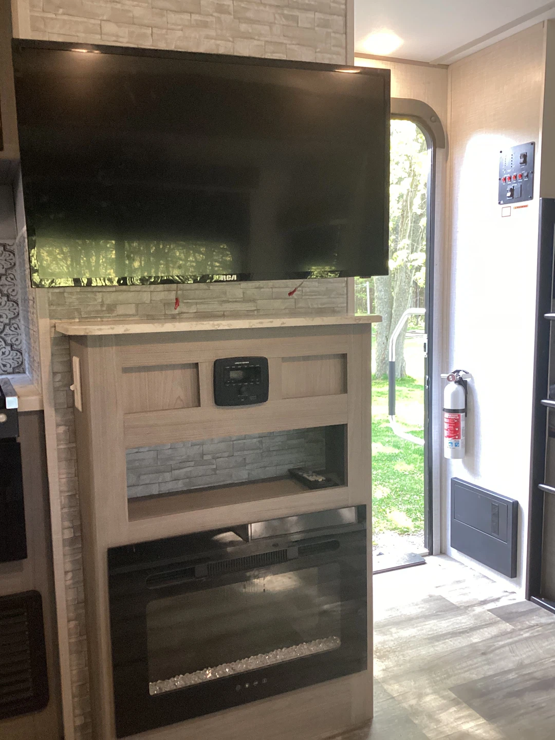 2022 Coleman Dutchmen Travel Trailer - photo 3