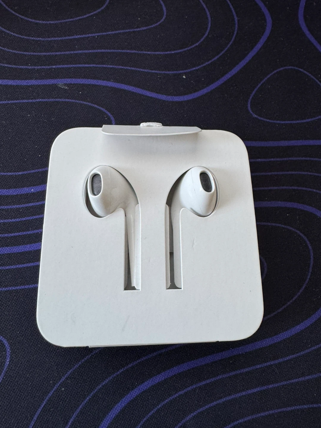 New*Apple EarPods with Lightning Connector