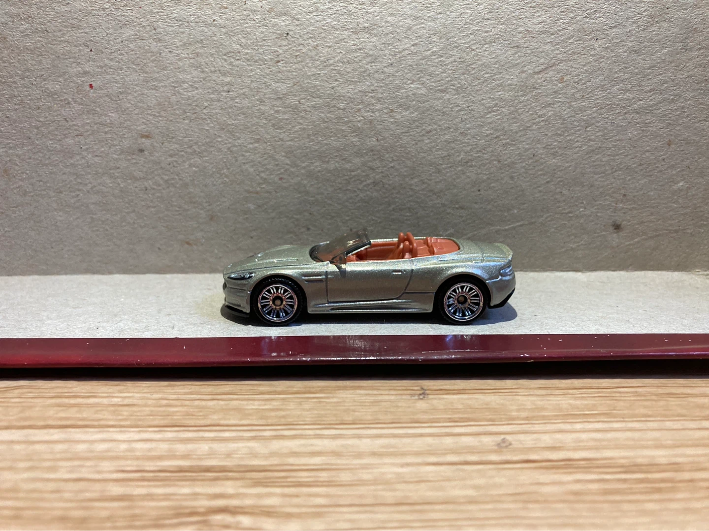 Matchbox Loose / Aston Martin DBS Volante - photo 3