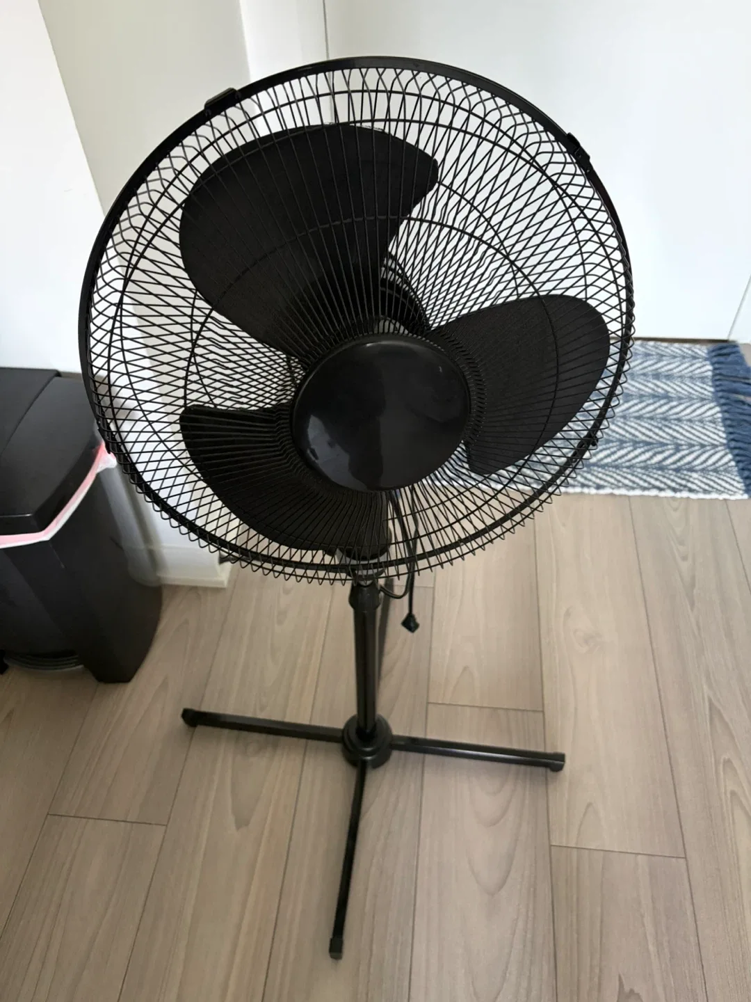 Black oscillating stand fan - photo 2