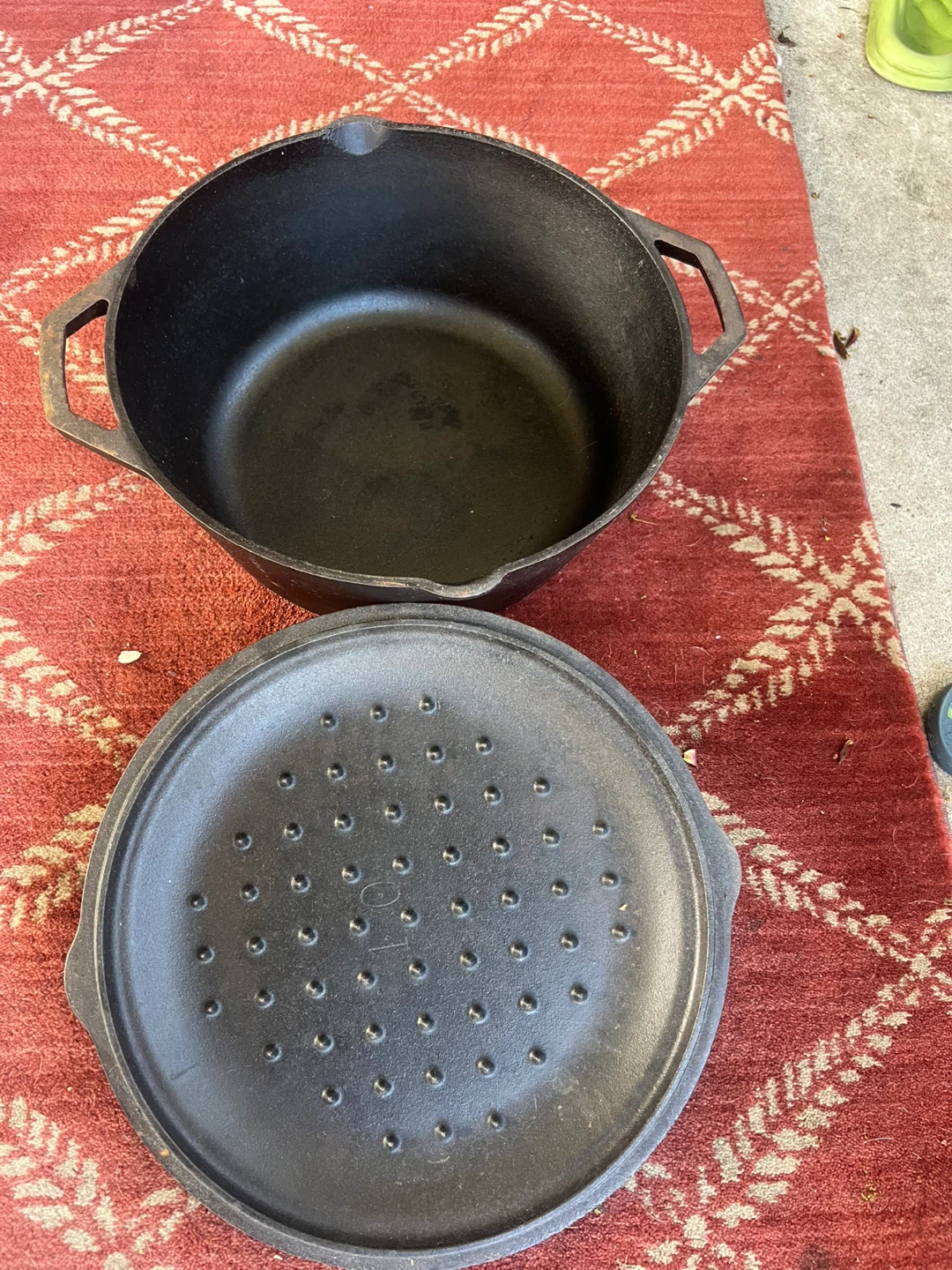 Cast iron cookware with lid lodge