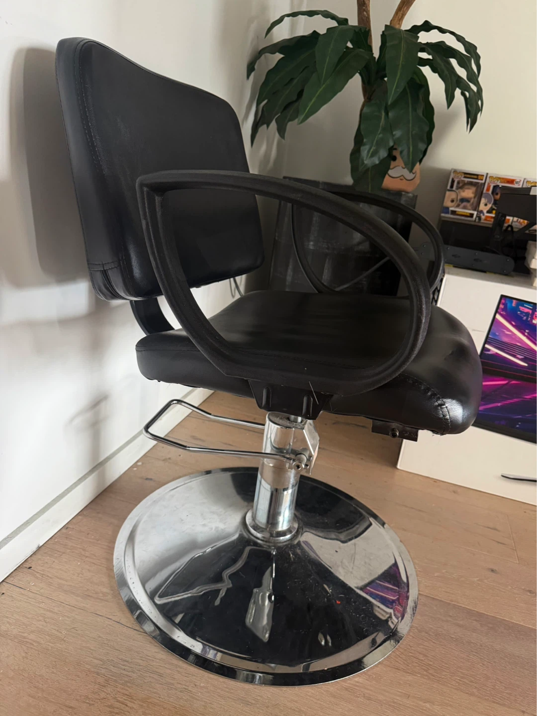 Black Hydraulic HairStyling Chair