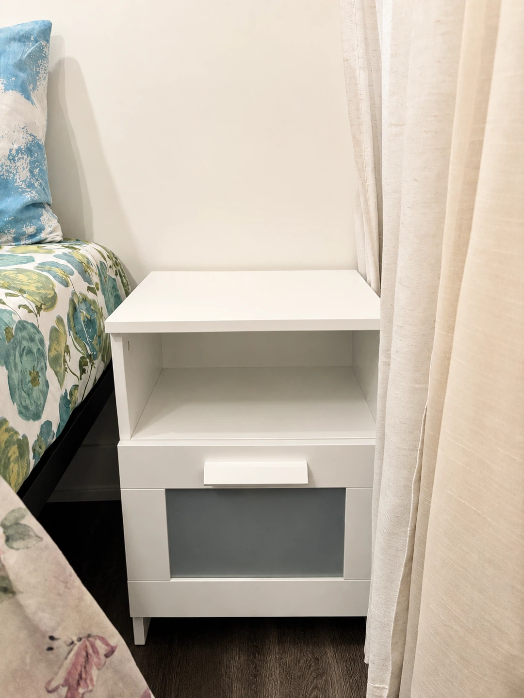Set of 2 White Nightstand with Drawer