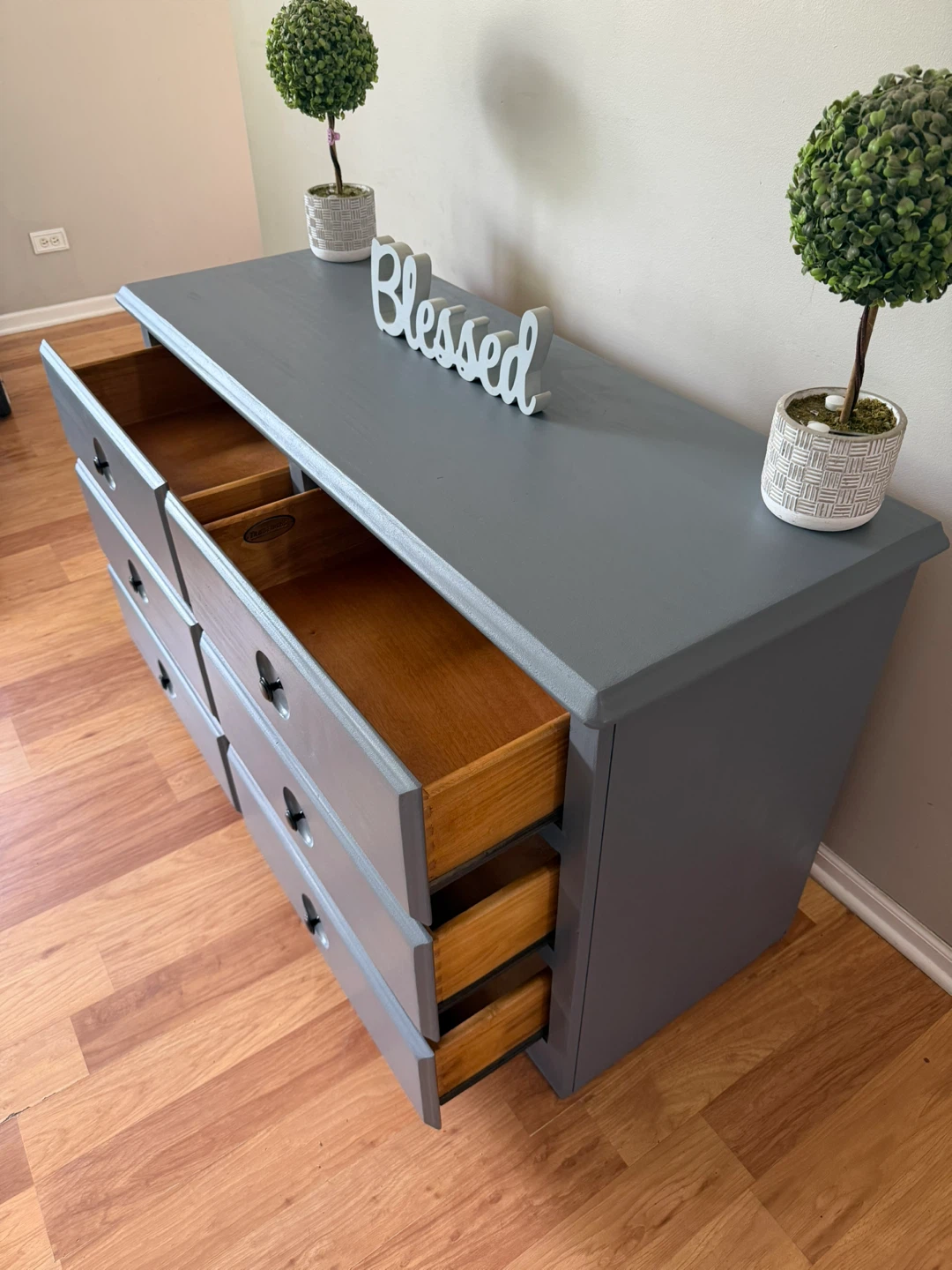 ✨🩶Beautiful solid dresser🩶✨ - photo 4