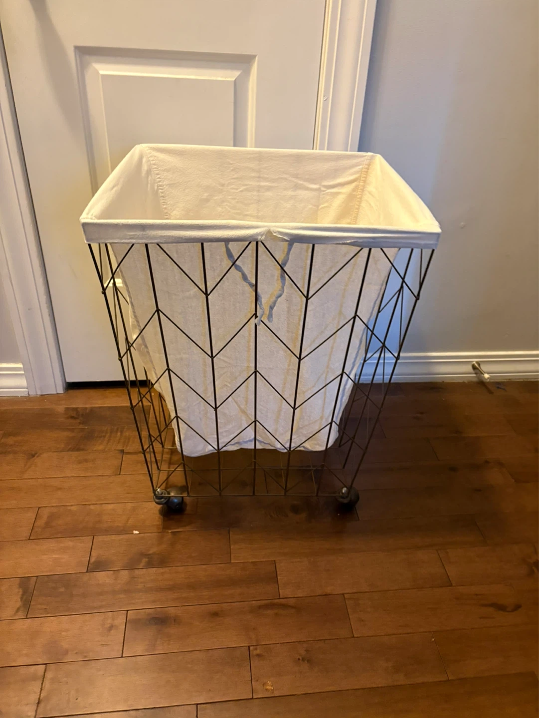 Wire Frame Laundry Hamper with Fabric Liner