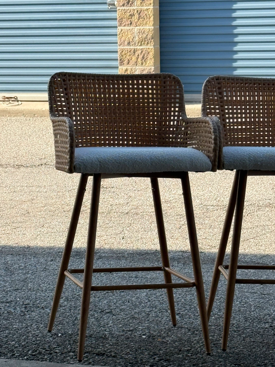 Set of 3 Woven Bar Stools with White Cushions - photo 4
