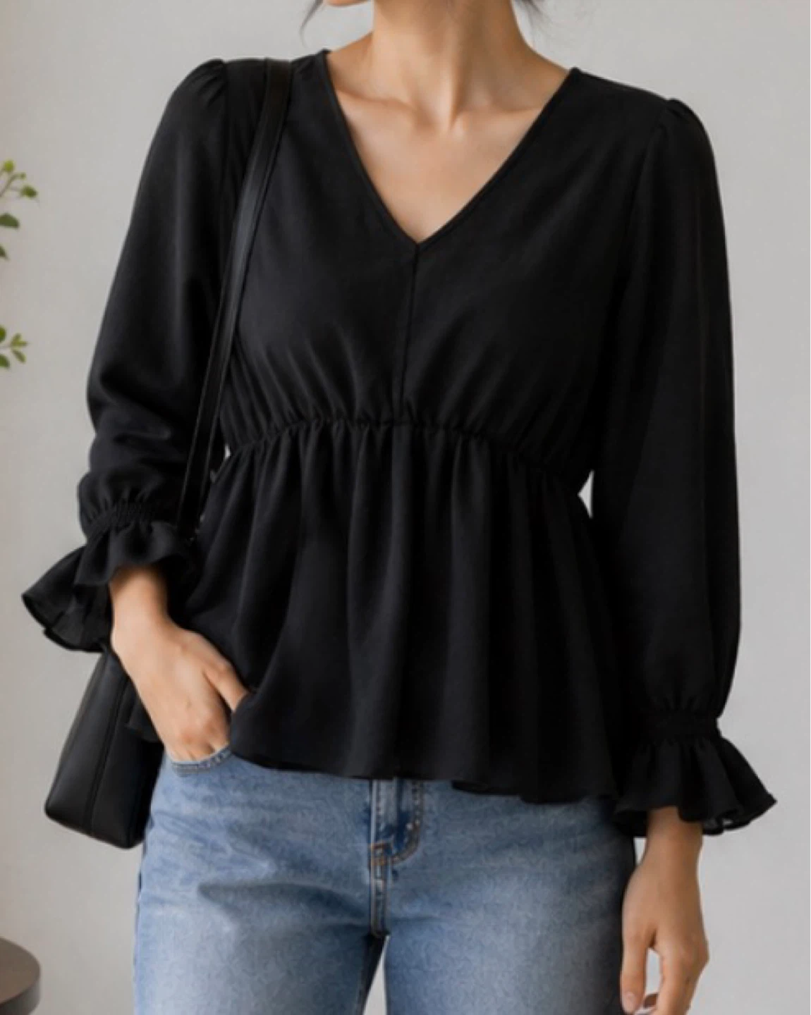 Brand new) Black Flowy V-Neck Blouse
