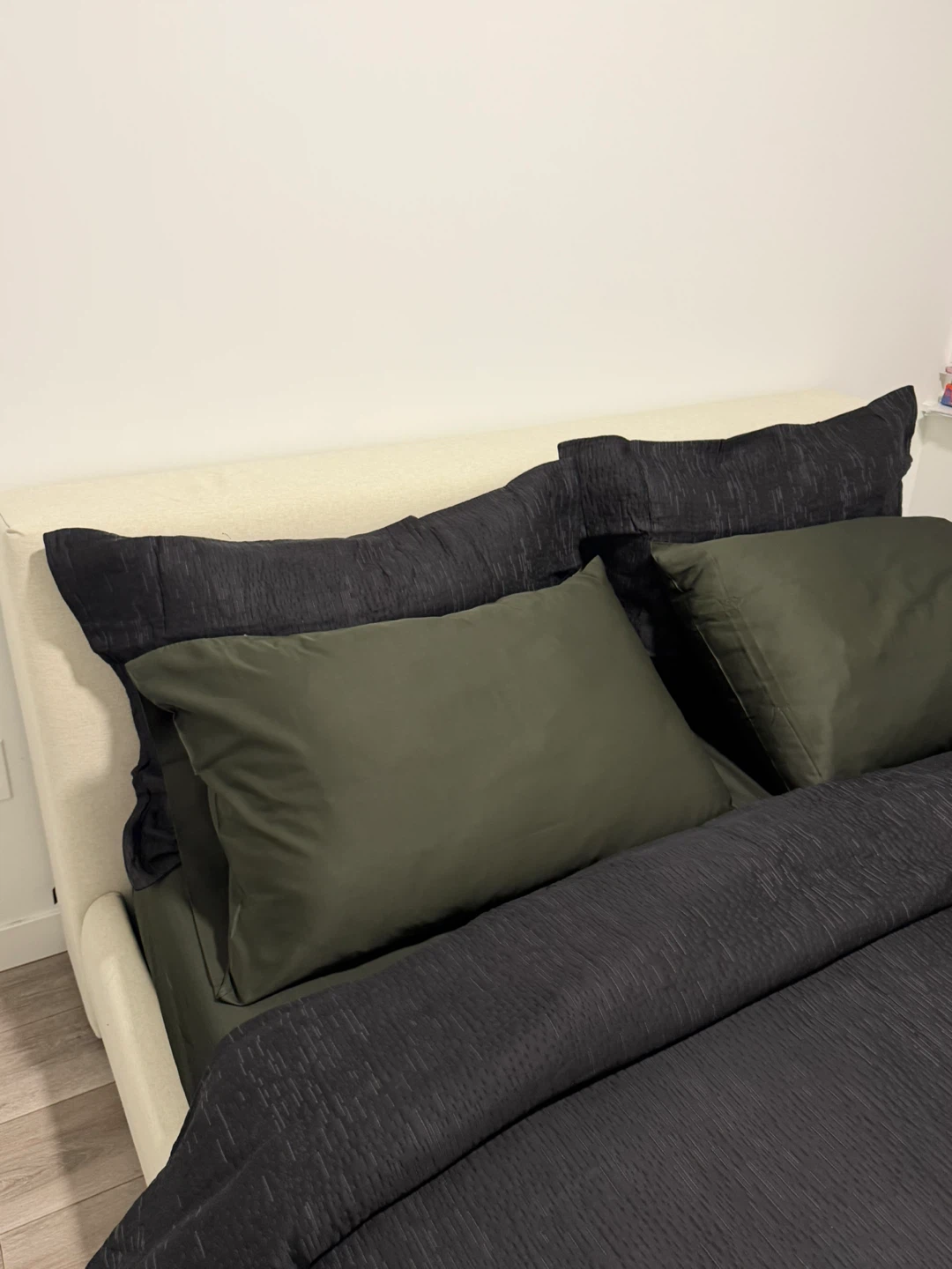 Modern Upholstered Platform Bed  - Queen Size - photo 3
