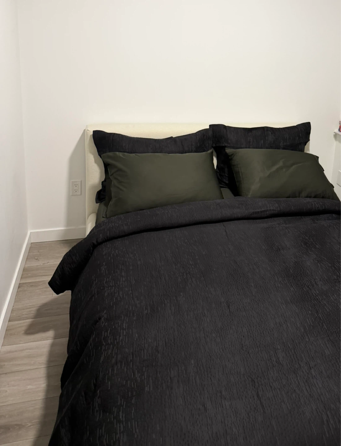 Modern Upholstered Platform Bed  - Queen Size - photo 2
