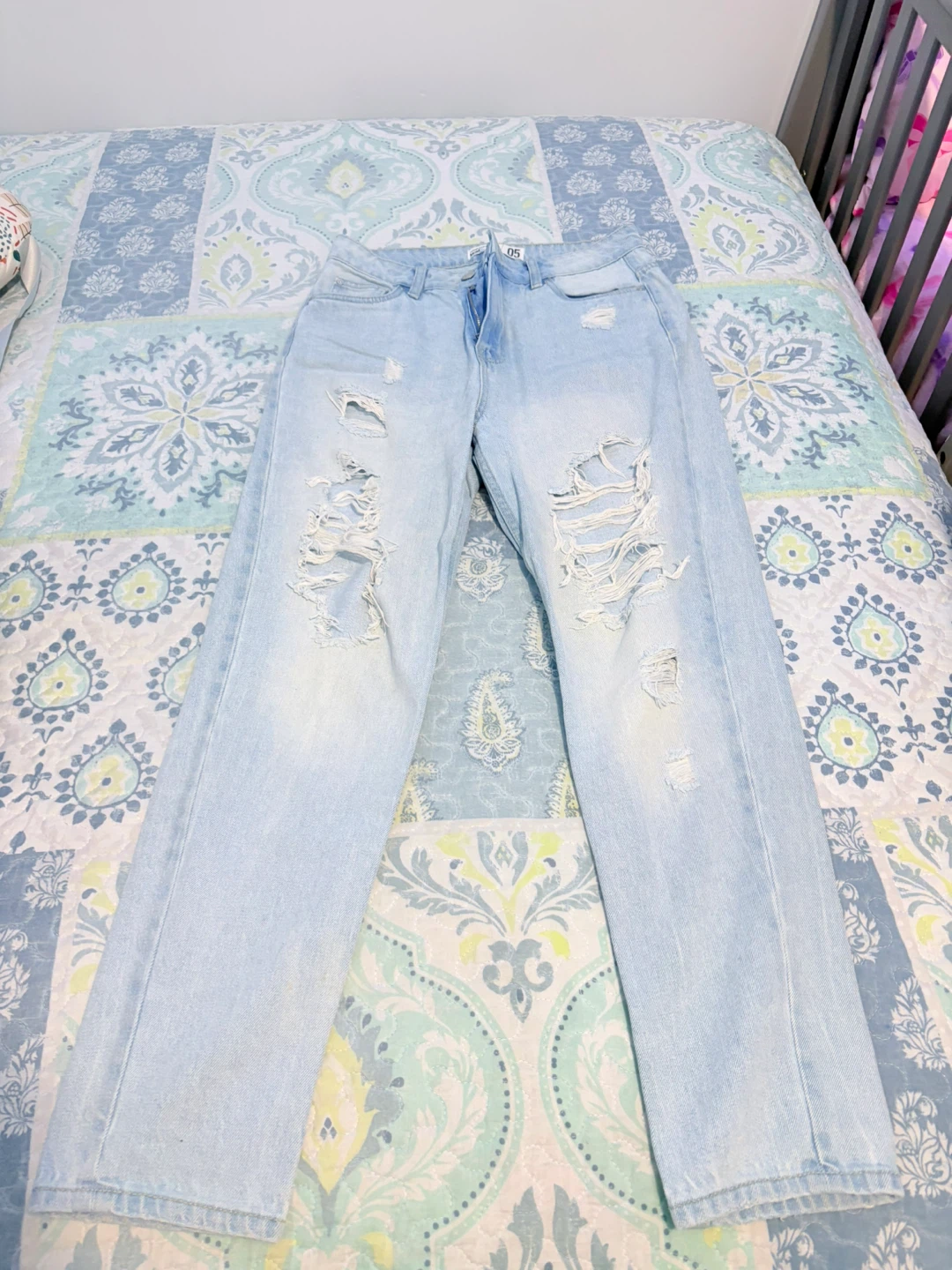 Light Wash Ripped Jeans