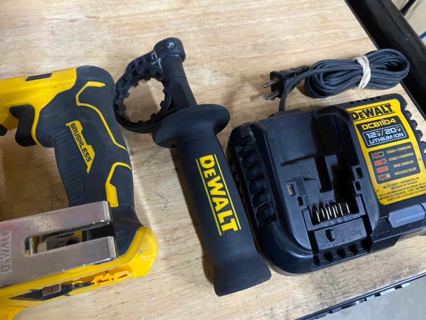 Dewalt Atomic brushless 20v 5/8” SDS rotary hammer kit - photo 4