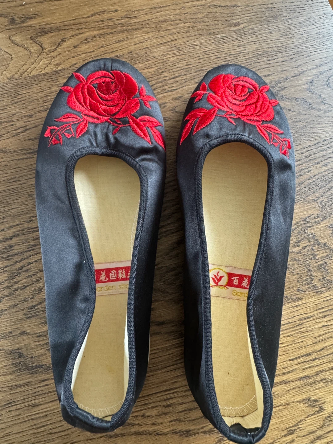Black Embroidered Rose Ballet Flats Size 35