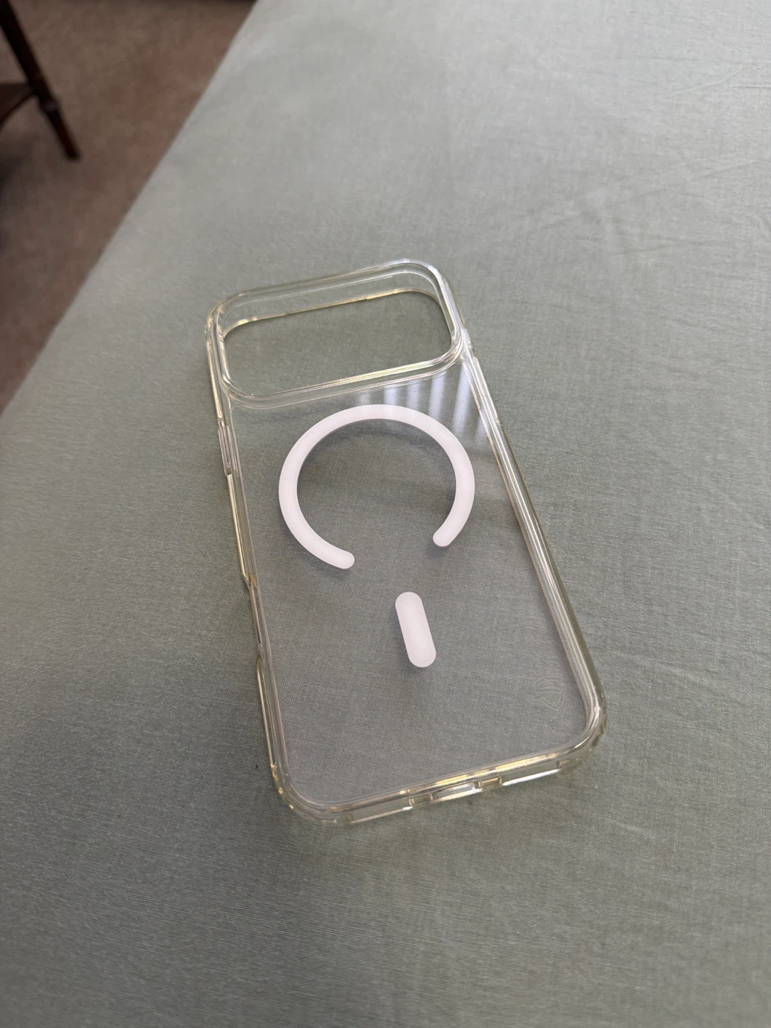 Clear MagSafe iPhone 17 Pro Max case - photo 3
